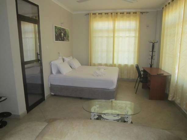 Imagen de la habitación del Hotel FQ. Foto 13