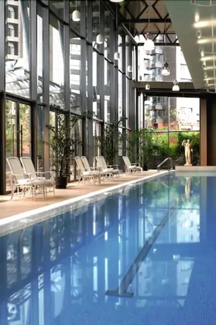 Imagen de la piscina del Hotel FRASER SUITES NANJING. Foto 19