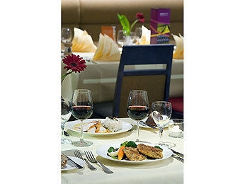 Imagen del bar/restaurante del Hotel FUERTHER MERCURE NUERNBERG WES. Foto 9