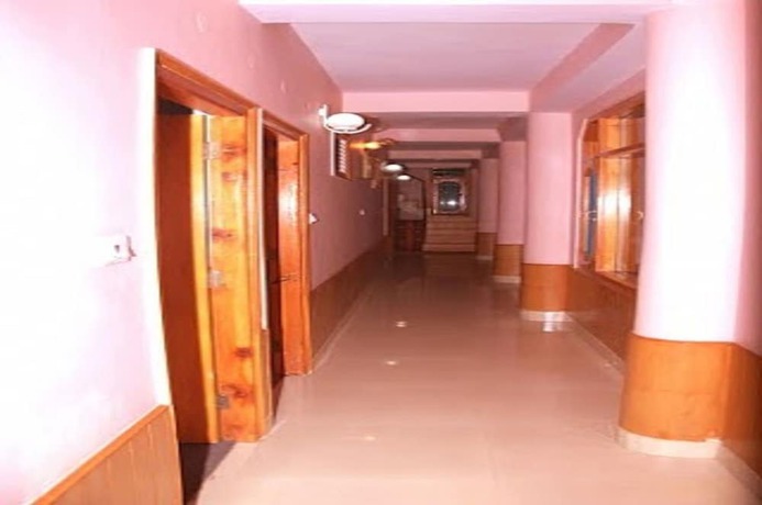 Imagen de los interiores del Hotel FabAditya Home Stay. Foto 8