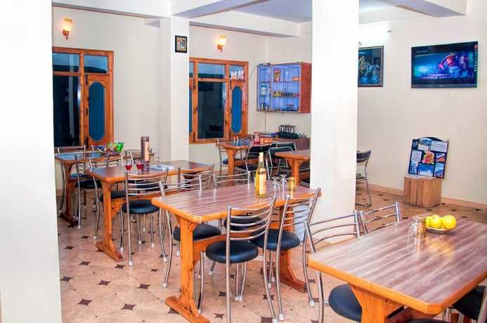 Imagen del bar/restaurante del Hotel FabAditya Home Stay. Foto 3