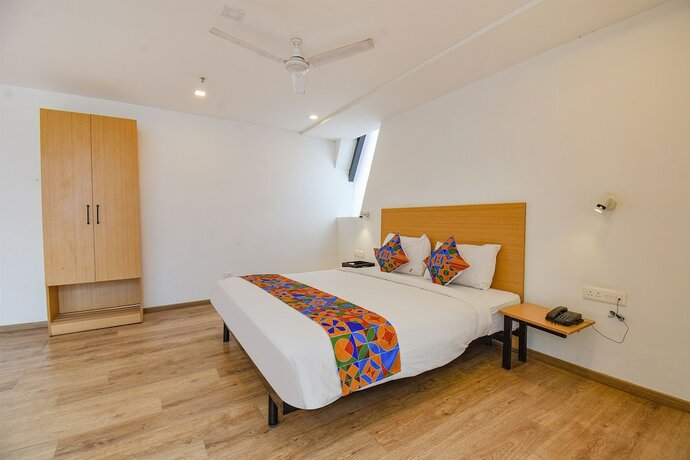 Imagen de la habitación del Hotel FabAlpha Center. Foto 19