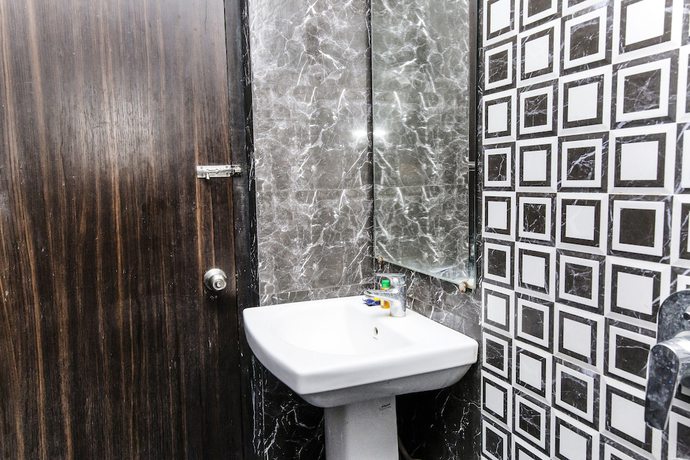 Imagen de la habitación del Hotel FabDe Sivalika. Foto 2