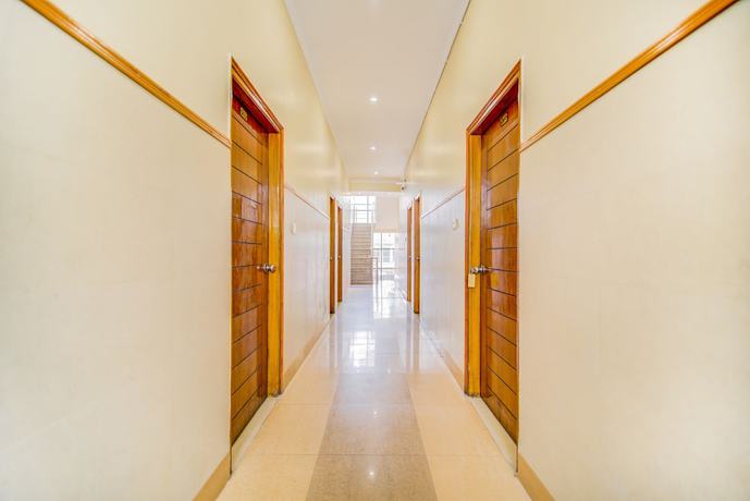 Imagen de los interiores del Hotel FabGomti. Foto 18
