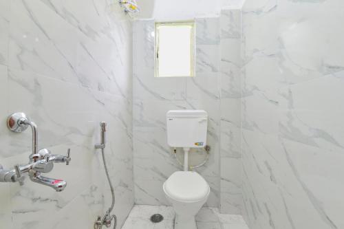 Imagen de la habitación del Hotel FabGrand Embassy. Foto 18