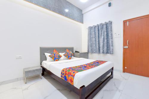 Imagen de la habitación del Hotel FabGrand Embassy. Foto 19