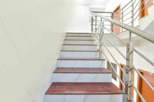 Imagen general del Hotel FabGrand Embassy. Foto 10