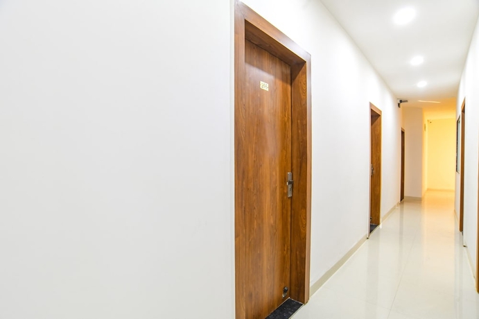 Imagen de los interiores del Hotel FabGrand Giriraj. Foto 13