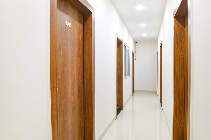 Imagen de los interiores del Hotel FabGrand Giriraj. Foto 16