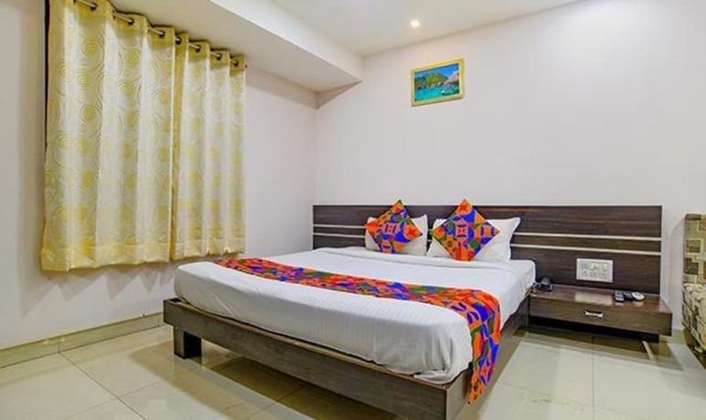 Imagen de la habitación del Hotel FabGrand Raj. Foto 15