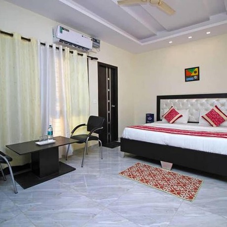 Imagen de la habitación del Hotel FabMascot TREO. Foto 3