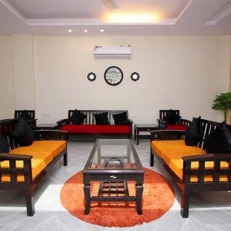 Imagen de los interiores del Hotel FabMascot TREO. Foto 6