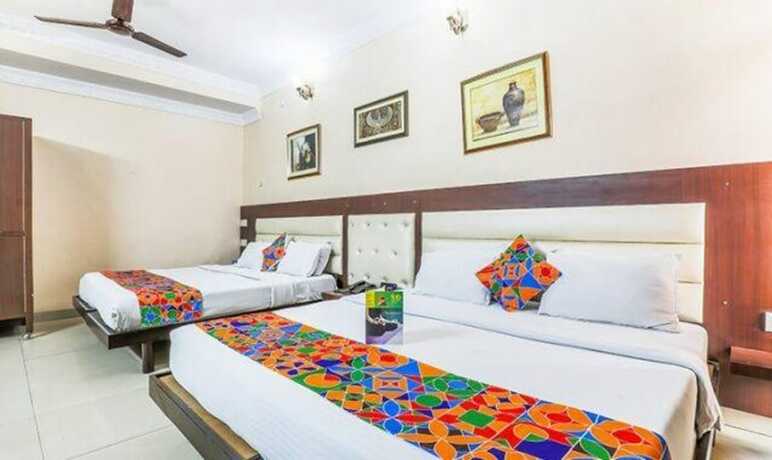 Imagen de la habitación del Hotel FabPramila Inn. Foto 17