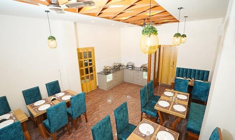 Imagen del bar/restaurante del Hotel FabPrime Royal Inn. Foto 3