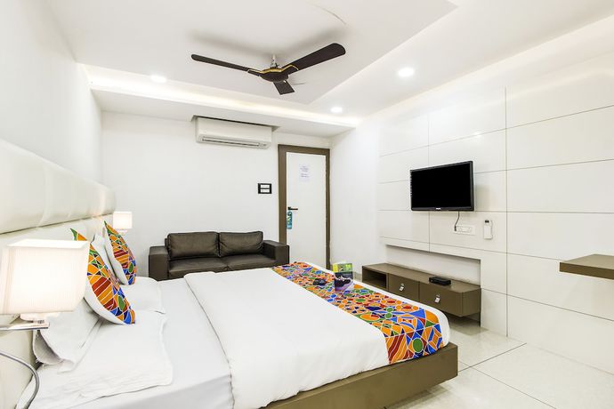 Imagen de la habitación del Hotel FabRajnandani Residency. Foto 5