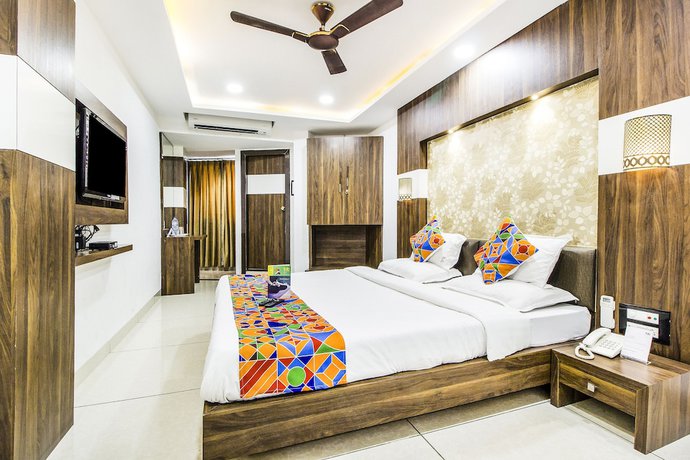 Imagen de la habitación del Hotel FabRajnandani Residency. Foto 6