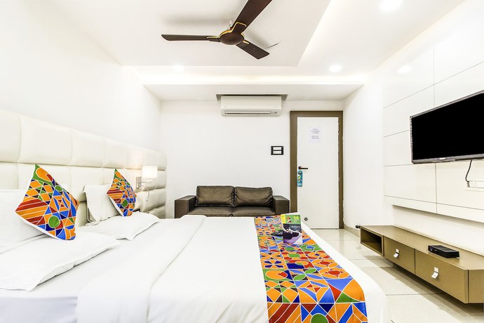 Imagen de la habitación del Hotel FabRajnandani Residency. Foto 7