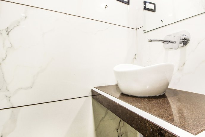 Imagen de la habitación del Hotel FabRajnandani Residency. Foto 8