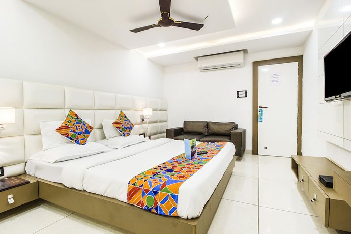 Imagen de la habitación del Hotel FabRajnandani Residency. Foto 9