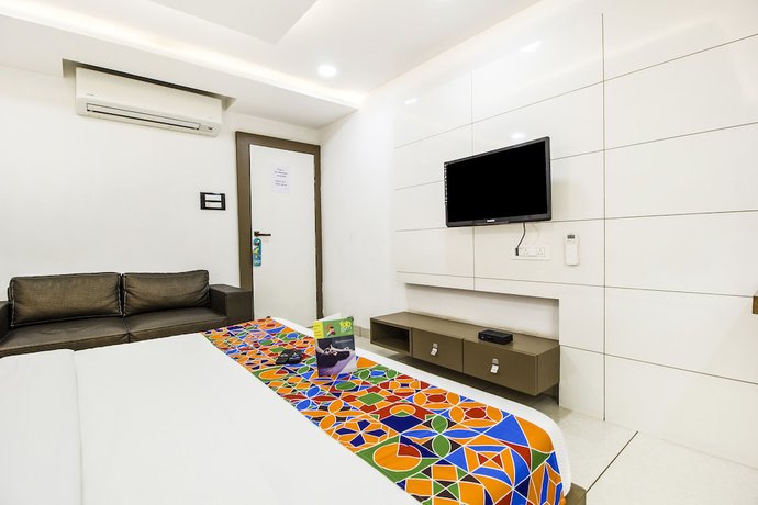 Imagen de la habitación del Hotel FabRajnandani Residency. Foto 10