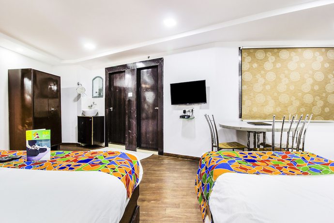 Imagen de la habitación del Hotel FabRajnandani Residency. Foto 12