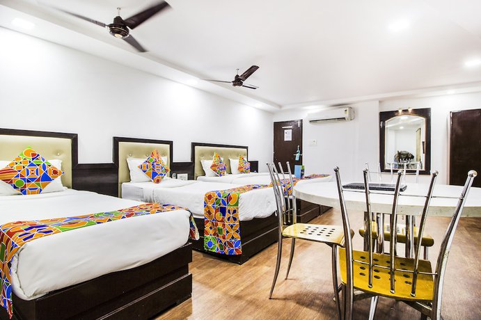 Imagen de la habitación del Hotel FabRajnandani Residency. Foto 14