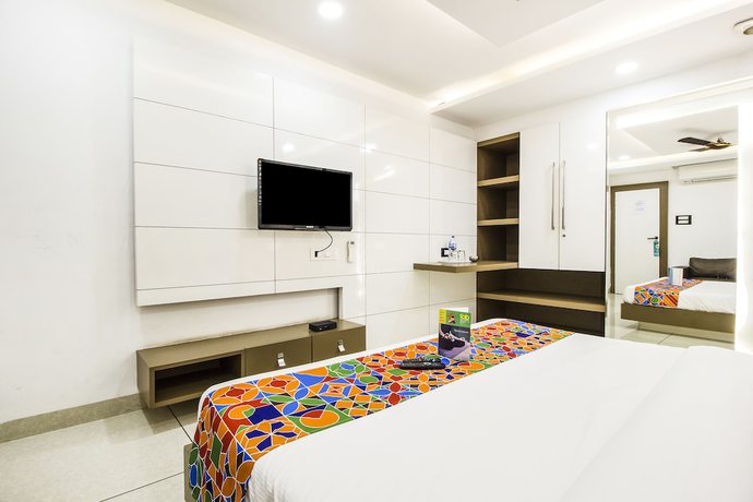 Imagen de la habitación del Hotel FabRajnandani Residency. Foto 16