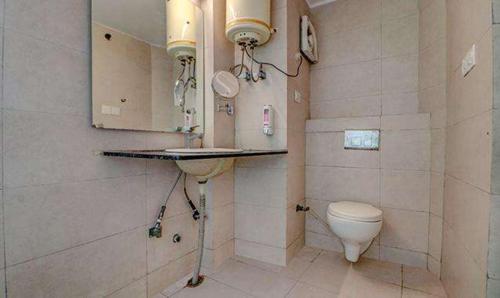 Imagen de la habitación del Hotel FabStay Comfort Mall Road. Foto 20