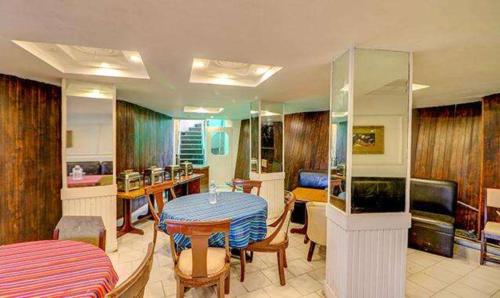 Imagen general del Hotel FabStay Comfort Mall Road. Foto 12