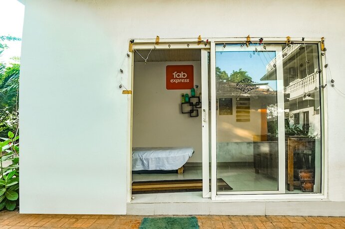 Imagen general del Hotel Fabexpress Morjim Sea Waves. Foto 2