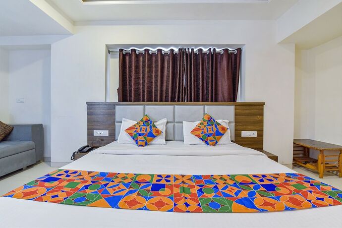 Imagen de la habitación del Hotel Fabexpress Radhe Residency. Foto 18