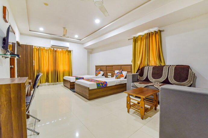 Imagen de la habitación del Hotel Fabexpress Radhe Residency. Foto 19