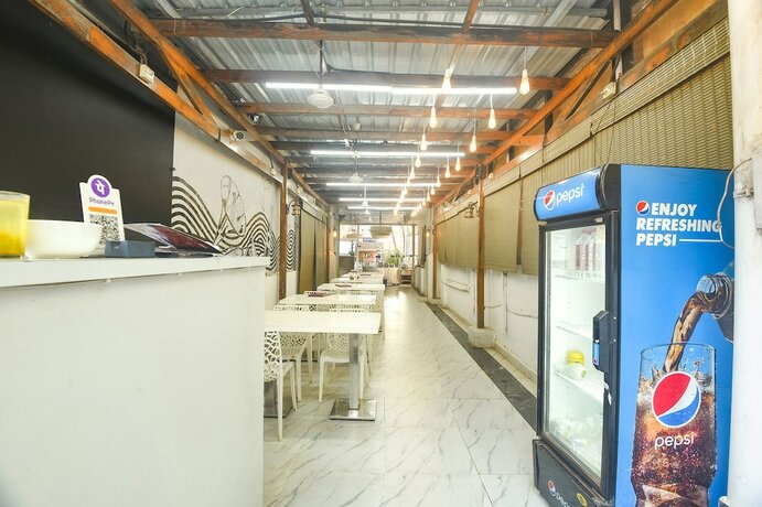 Imagen del bar/restaurante del Hotel Fabexpress The Golden Leaf. Foto 17