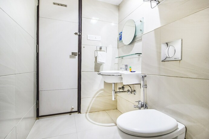 Imagen de la habitación del Hotel Fabhotel Amrit Residency. Foto 15