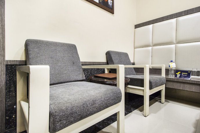 Imagen de los interiores del Hotel Fabhotel Anmol's Classic Napier Town. Foto 16