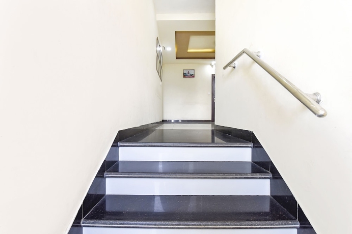 Imagen de los interiores del Hotel Fabhotel Golden Palms. Foto 12
