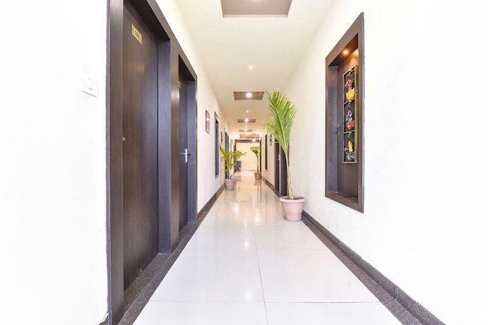 Imagen de los interiores del Hotel Fabhotel Golden Palms. Foto 14