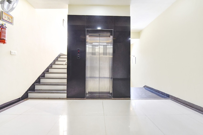 Imagen de los interiores del Hotel Fabhotel Golden Palms. Foto 16