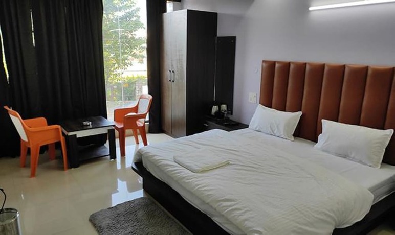 Imagen de la habitación del Hotel Fabhotel Heli Resorts. Foto 18