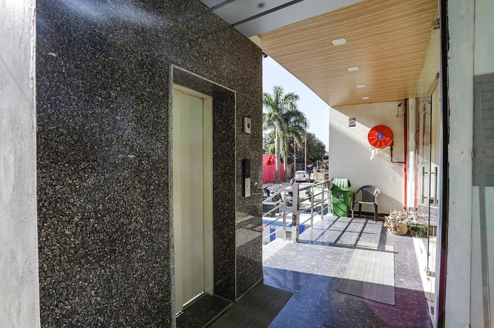 Imagen de los interiores del Hotel Fabhotel Js Pearl. Foto 12