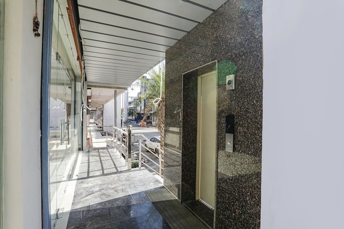 Imagen de los interiores del Hotel Fabhotel Js Pearl. Foto 13