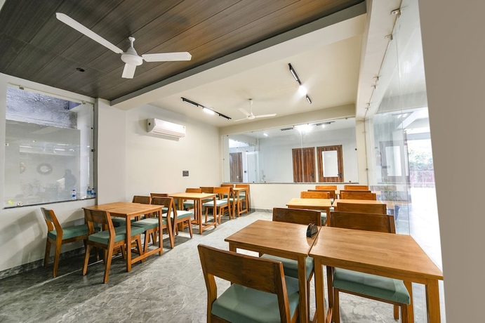 Imagen del bar/restaurante del Hotel Fabhotel Naina Residency. Foto 4