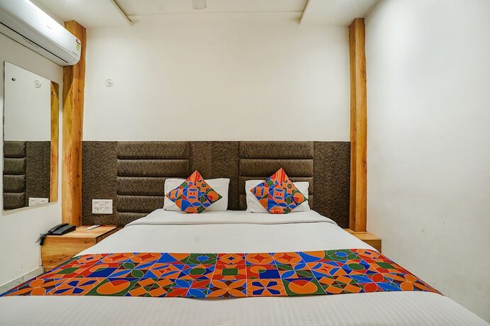 Imagen de la habitación del Hotel Fabhotel Rv Palace. Foto 19