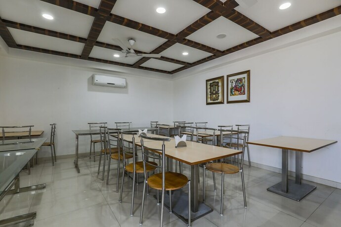 Imagen del bar/restaurante del Hotel Fabhotel Sapphire Inn Mansarovar. Foto 18