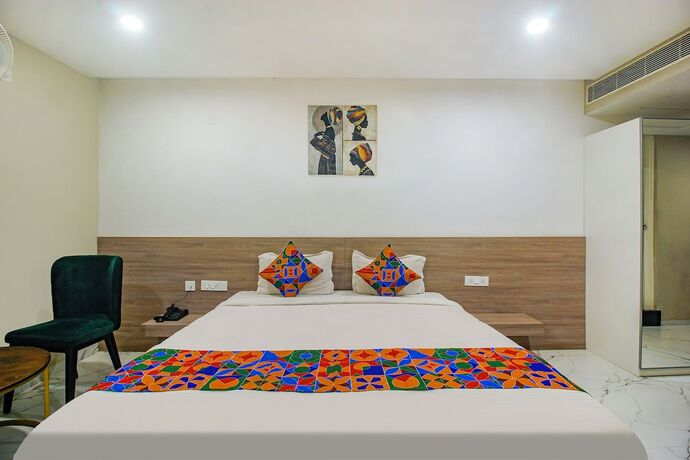 Imagen de la habitación del Hotel Fabhotel Ssr Fern Suites. Foto 19