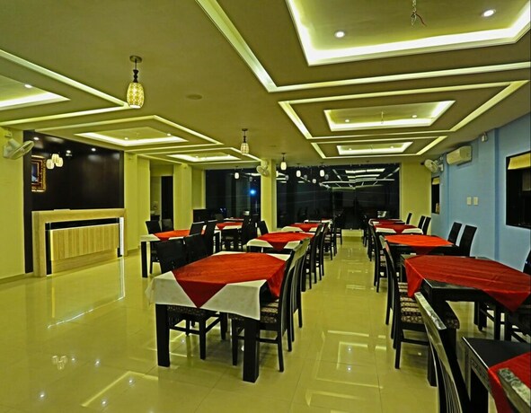 Imagen del bar/restaurante del Hotel Fabhotel Suraj Palace Hiran Magri. Foto 4