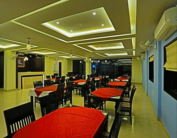 Imagen del bar/restaurante del Hotel Fabhotel Suraj Palace Hiran Magri. Foto 6