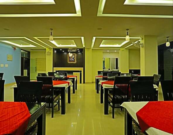 Imagen del bar/restaurante del Hotel Fabhotel Suraj Palace Hiran Magri. Foto 7