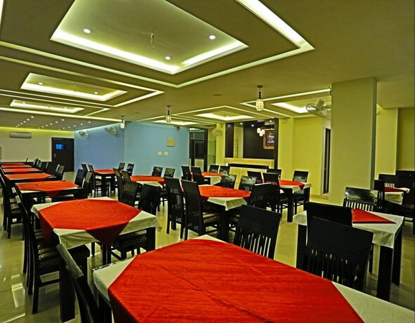 Imagen del bar/restaurante del Hotel Fabhotel Suraj Palace Hiran Magri. Foto 8