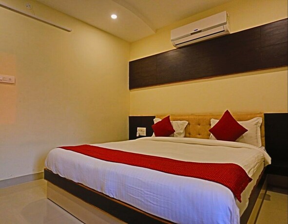 Imagen de la habitación del Hotel Fabhotel Suraj Palace Hiran Magri. Foto 12